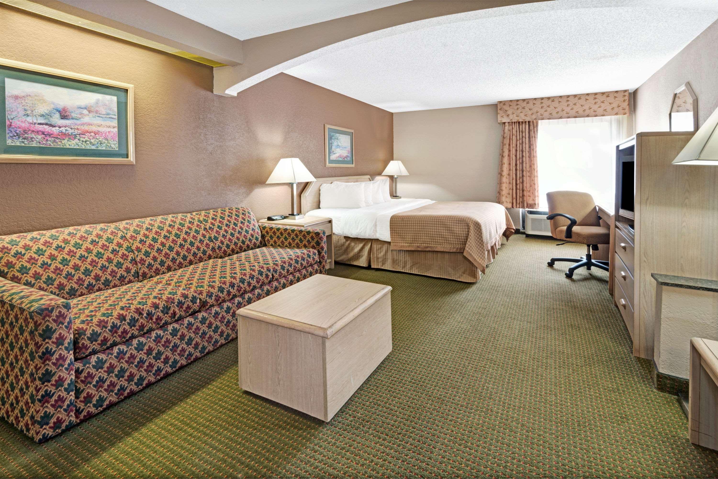 Baymont By Wyndham Lawrence Hotel Екстериор снимка