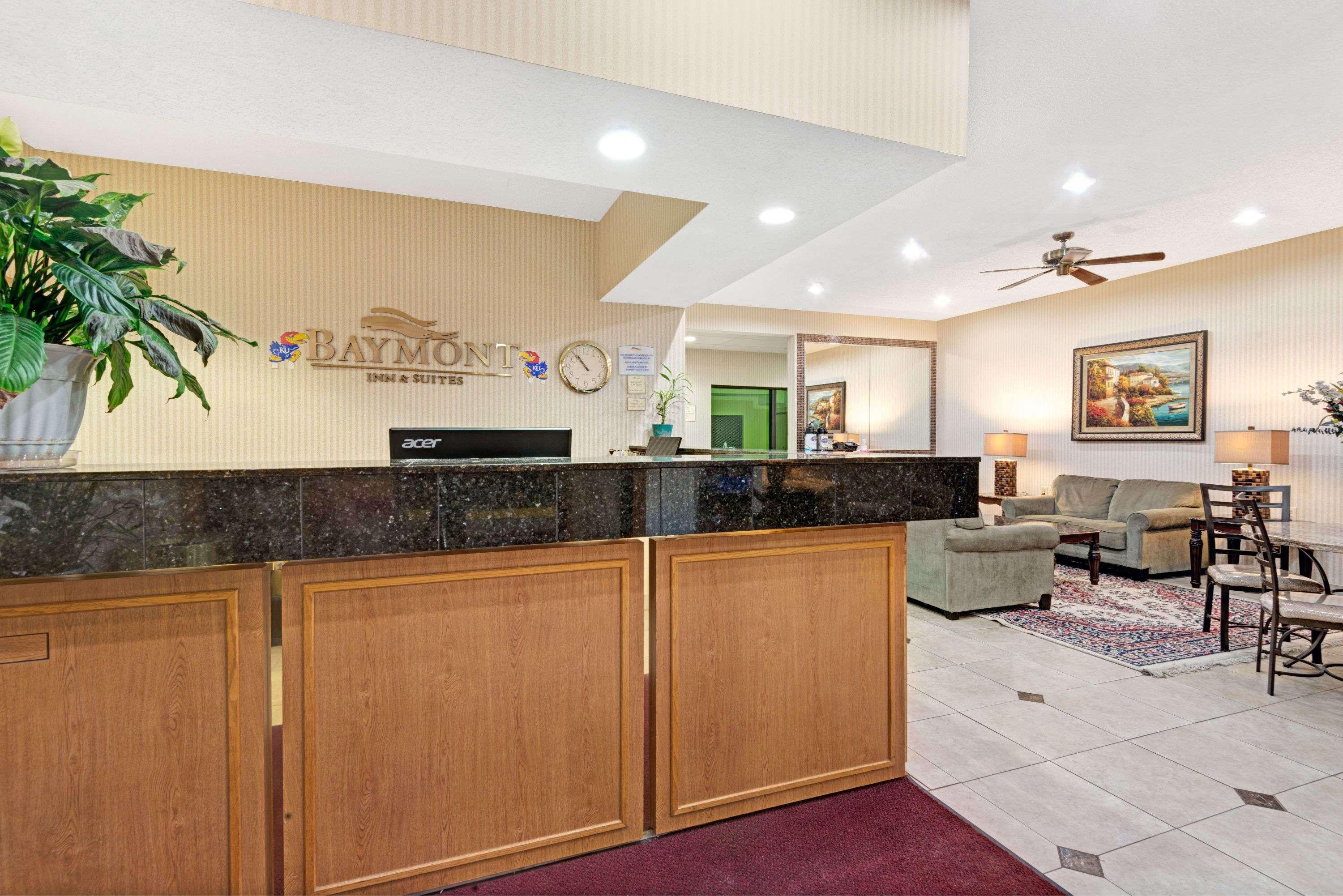 Baymont By Wyndham Lawrence Hotel Екстериор снимка