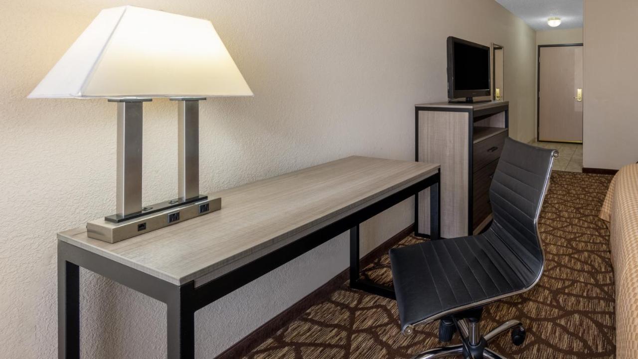 Baymont By Wyndham Lawrence Hotel Екстериор снимка