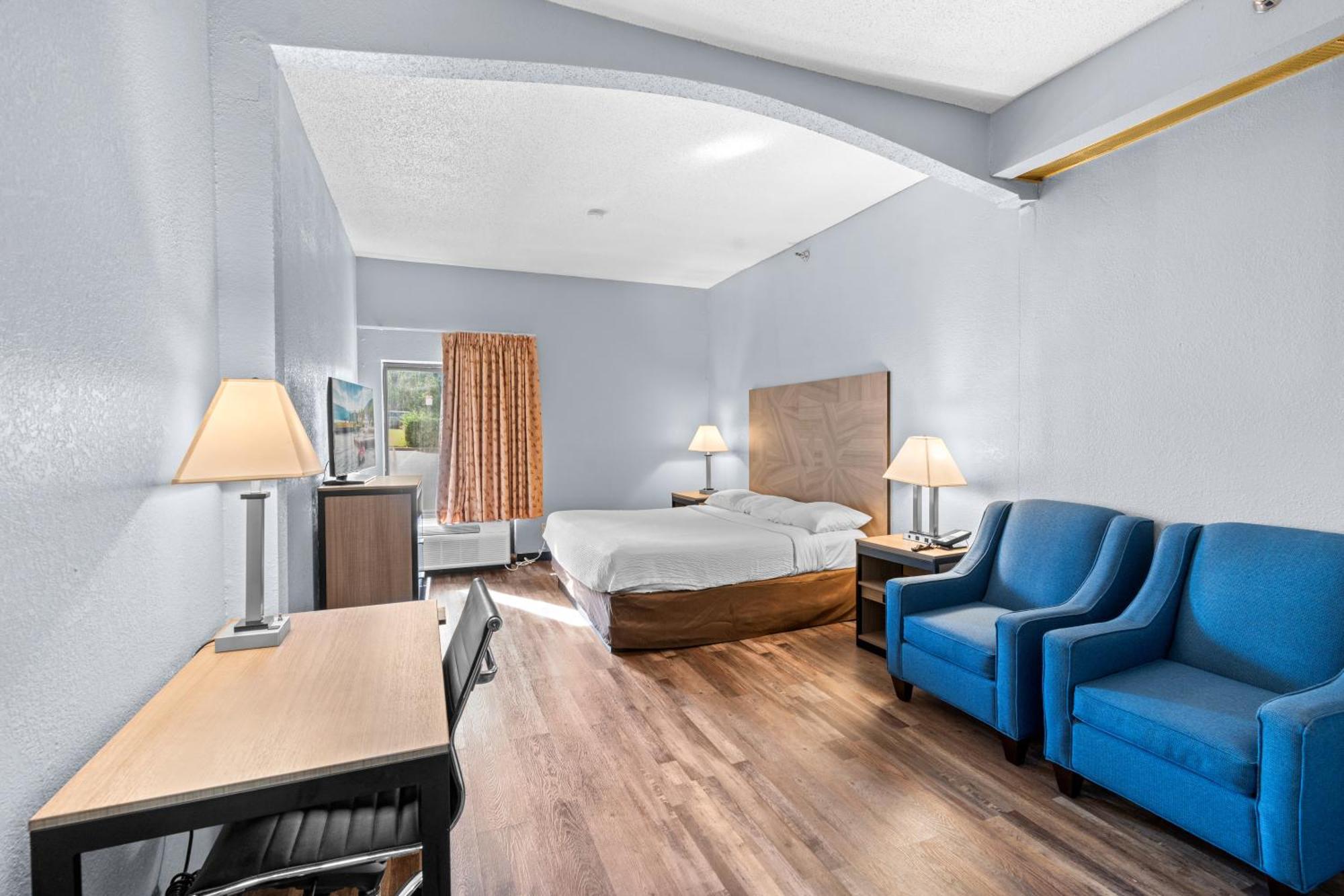 Baymont By Wyndham Lawrence Hotel Екстериор снимка