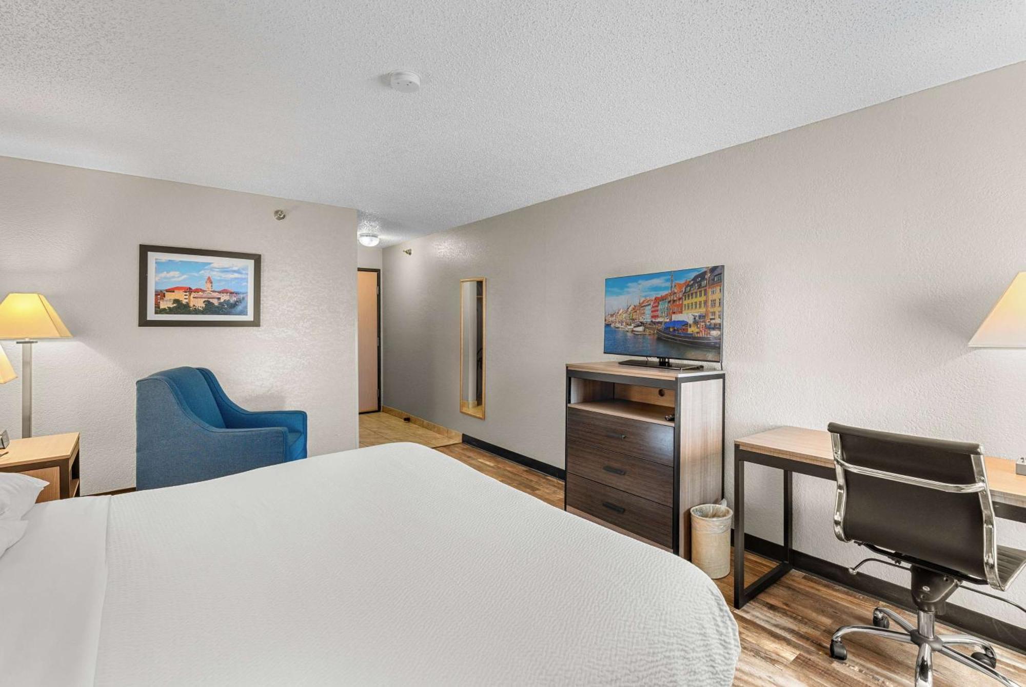 Baymont By Wyndham Lawrence Hotel Екстериор снимка