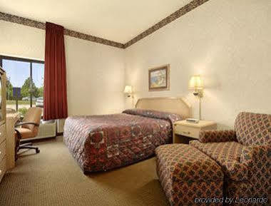 Baymont By Wyndham Lawrence Hotel Екстериор снимка